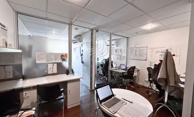 Oficina en Las Condes: 32 m², 2 privados, 3490 UF
