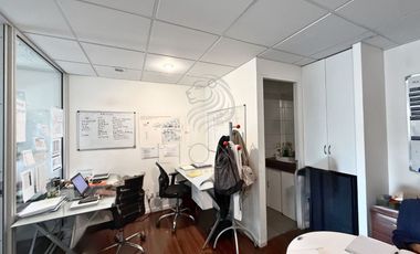 Oficina en Las Condes: 32 m², 2 privados, 3490 UF
