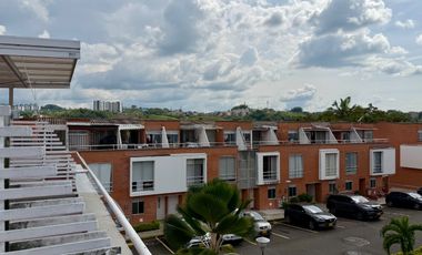 Extraordinaria casa en la Avenida Sur con 103 m2 y 3 alcobas. Av. de las Américas. Homecenter. Pereira - Colombia.