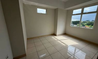 Apartemen The Springlake Summarecon Bekasi, Type 3BR Unfurnish, Siap Huni, Lantai 2 Langsung Akses Pool, Jual Rugi Harga Nego