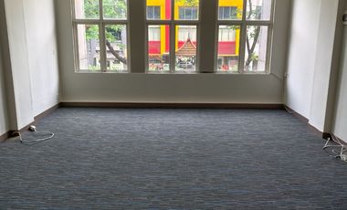 Ruko Alam Sutera di jalan besar Jalur Sutera 3,5 lantai