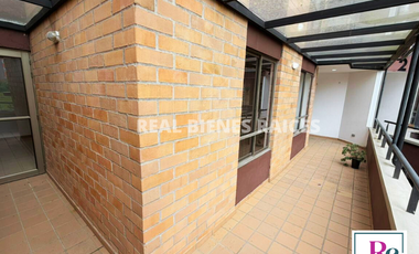 Apartamento de segundo piso en exclusiva unidad cerrada.