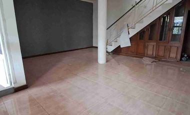 Rumah  hook 2 lantai dengan kamar tidur 4 bisa untuk kantor dan hunian tempat tinggal di komplek Margahayu