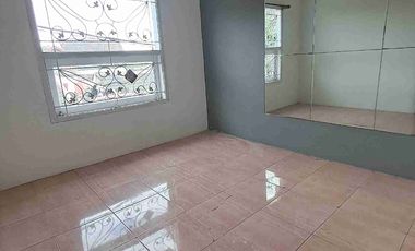 Rumah  hook 2 lantai dengan kamar tidur 4 bisa untuk kantor dan hunian tempat tinggal di komplek Margahayu