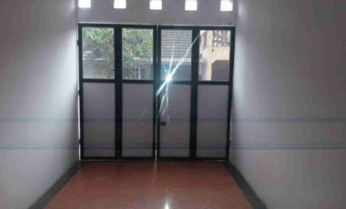 Rumah  hook 2 lantai dengan kamar tidur 4 bisa untuk kantor dan hunian tempat tinggal di komplek Margahayu