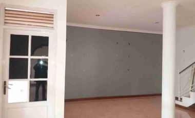 Rumah  hook 2 lantai dengan kamar tidur 4 bisa untuk kantor dan hunian tempat tinggal di komplek Margahayu