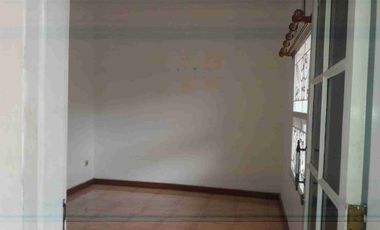 Rumah  hook 2 lantai dengan kamar tidur 4 bisa untuk kantor dan hunian tempat tinggal di komplek Margahayu