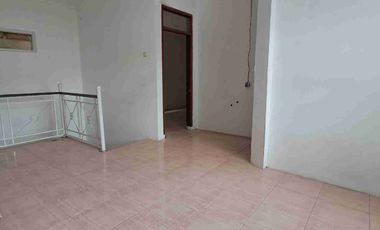 Rumah  hook 2 lantai dengan kamar tidur 4 bisa untuk kantor dan hunian tempat tinggal di komplek Margahayu