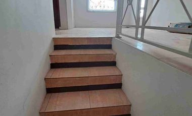 Rumah  hook 2 lantai dengan kamar tidur 4 bisa untuk kantor dan hunian tempat tinggal di komplek Margahayu