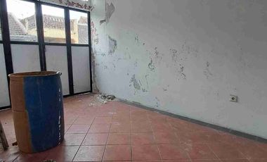 Rumah  hook 2 lantai dengan kamar tidur 4 bisa untuk kantor dan hunian tempat tinggal di komplek Margahayu