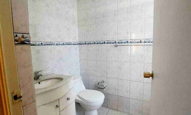 SE VENDE CASA EN CASABLANCA AVENIDA  PRINCIPAL