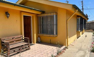 SE VENDE CASA EN CASABLANCA AVENIDA  PRINCIPAL