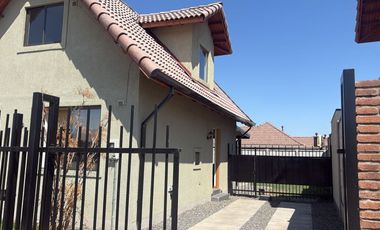 ACOGEDORA  Y LINDA CASA EN HACIENDA LA ESMERALDA III TALCA ORIENTE