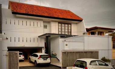 Rumah Mewah di Kawasan Elit Dijual, di Renon Denpasar Area