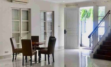 Townhouse Dua Kemang dengan S Pool di Lokasi Strategis