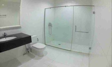 Townhouse Dua Kemang dengan S Pool di Lokasi Strategis