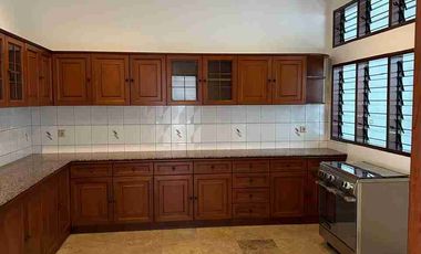 RUMAH MEWAH DIJUAL DI KOMPLEK PERMATA HIJAU PRIVATE POOL