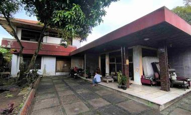 rumah vintage luas tengah kota Solo sebelah jl gatsoe nego bebas