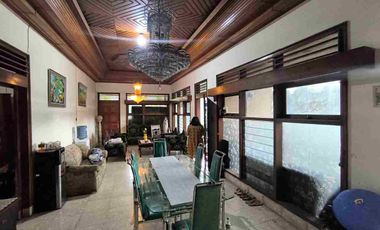 rumah vintage luas tengah kota Solo sebelah jl gatsoe nego bebas
