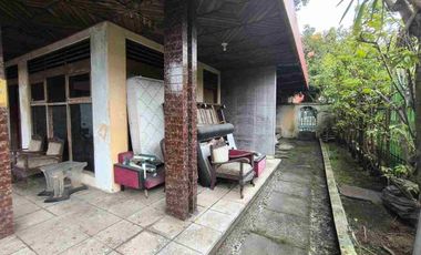 rumah vintage luas tengah kota Solo sebelah jl gatsoe nego bebas