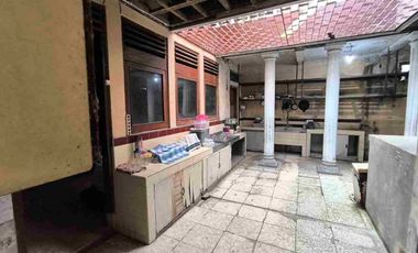 rumah vintage luas tengah kota Solo sebelah jl gatsoe nego bebas