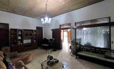 rumah vintage luas tengah kota Solo sebelah jl gatsoe nego bebas