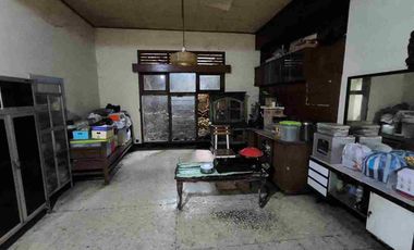 rumah vintage luas tengah kota Solo sebelah jl gatsoe nego bebas