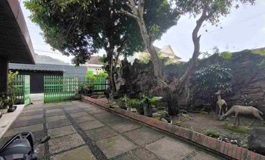 rumah vintage luas tengah kota Solo sebelah jl gatsoe nego bebas