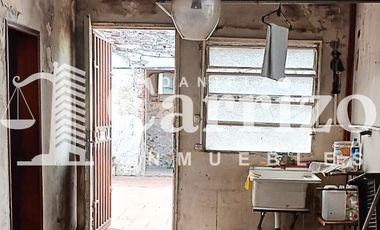 CASA EN VENTA A RECICLAR EN CALLE FALUCHO. MORON 700