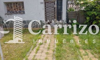 CASA EN VENTA A RECICLAR EN CALLE FALUCHO. MORON 700