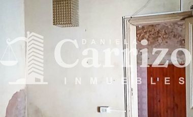 CASA EN VENTA A RECICLAR EN CALLE FALUCHO. MORON 700