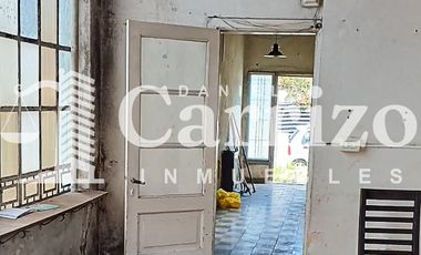 CASA EN VENTA A RECICLAR EN CALLE FALUCHO. MORON 700
