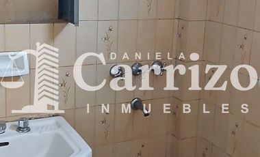 CASA EN VENTA A RECICLAR EN CALLE FALUCHO. MORON 700