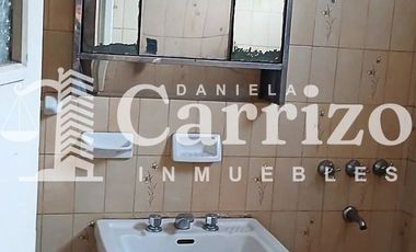 CASA EN VENTA A RECICLAR EN CALLE FALUCHO. MORON 700