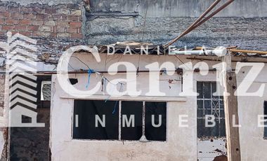 CASA EN VENTA A RECICLAR EN CALLE FALUCHO. MORON 700