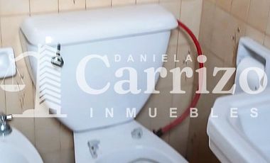 CASA EN VENTA A RECICLAR EN CALLE FALUCHO. MORON 700