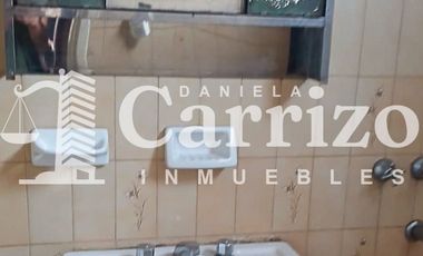 CASA EN VENTA A RECICLAR EN CALLE FALUCHO. MORON 700