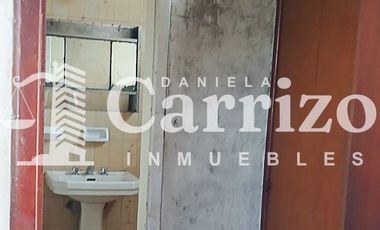 CASA EN VENTA A RECICLAR EN CALLE FALUCHO. MORON 700