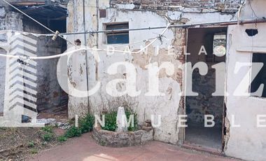 CASA EN VENTA A RECICLAR EN CALLE FALUCHO. MORON 700