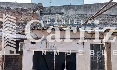 CASA EN VENTA A RECICLAR EN CALLE FALUCHO. MORON 700