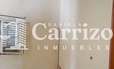 CASA EN VENTA A RECICLAR EN CALLE FALUCHO. MORON 700
