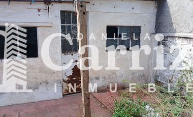 CASA EN VENTA A RECICLAR EN CALLE FALUCHO. MORON 700