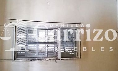 CASA EN VENTA A RECICLAR EN CALLE FALUCHO. MORON 700