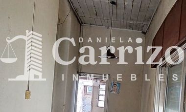 CASA EN VENTA A RECICLAR EN CALLE FALUCHO. MORON 700