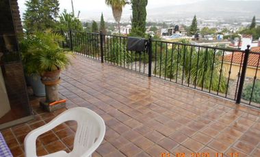 RENTO CASA CON ALBERCA EN VISTA BELLA, 4 RECAMARAS, JARDINZOTE, ESTACIONAMIENTO