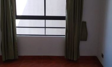 Arriendo depto 1D 1B en Santiago Centro (Huérfanos). Cocina equipada y amoblada. Bajos GGCC.