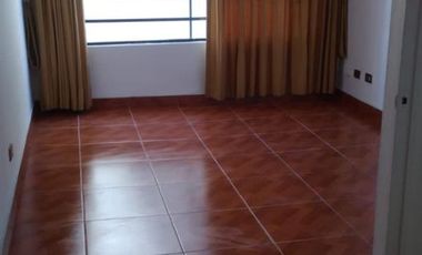 Arriendo depto 1D 1B en Santiago Centro (Huérfanos). Cocina equipada y amoblada. Bajos GGCC.