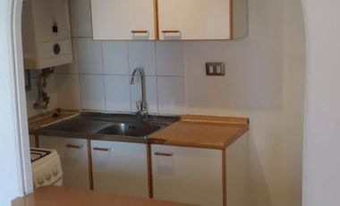 Arriendo depto 1D 1B en Santiago Centro (Huérfanos). Cocina equipada y amoblada. Bajos GGCC.