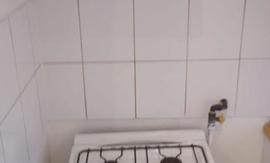 Arriendo depto 1D 1B en Santiago Centro (Huérfanos). Cocina equipada y amoblada. Bajos GGCC.