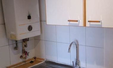 Arriendo depto 1D 1B en Santiago Centro (Huérfanos). Cocina equipada y amoblada. Bajos GGCC.